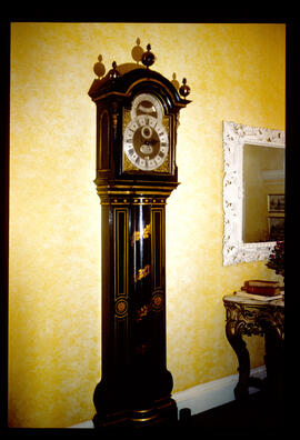 Unknown maker: Brass arched dial (whole clock) / Clockmaker: Thomas Tompion, London, 1639–1713